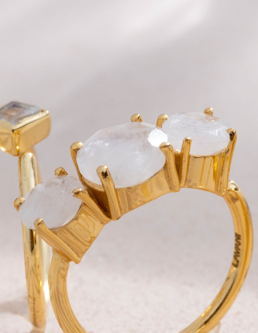 Detalle lateral del anillo de piedra luna Moonlight blanco de Lavani Jewels
