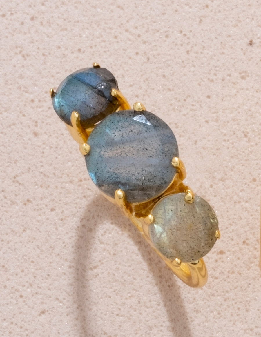 Anillo dorado Moonlight Gris de cerca