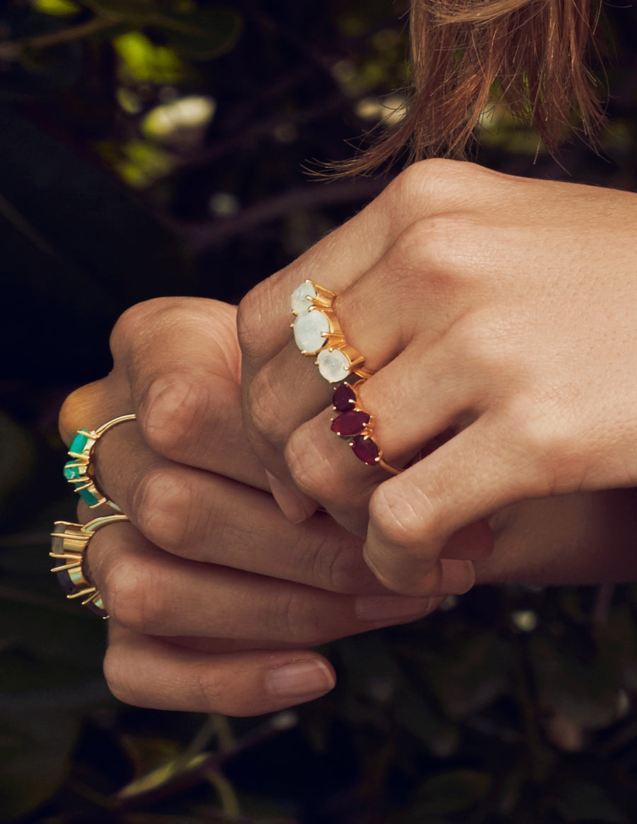 Anillo de piedra luna blanco combinado con rubí y aguamarina.