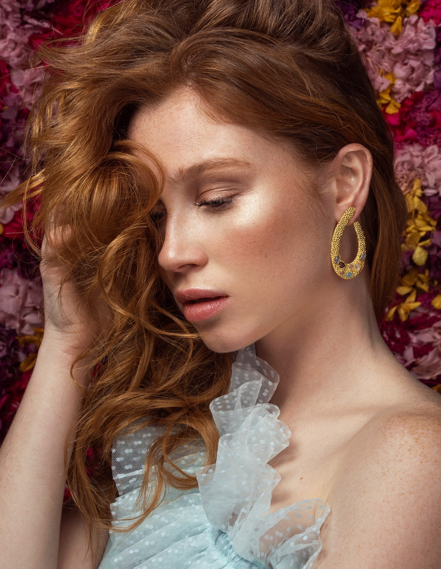 Pendientes Persia con ropa elegante para boda