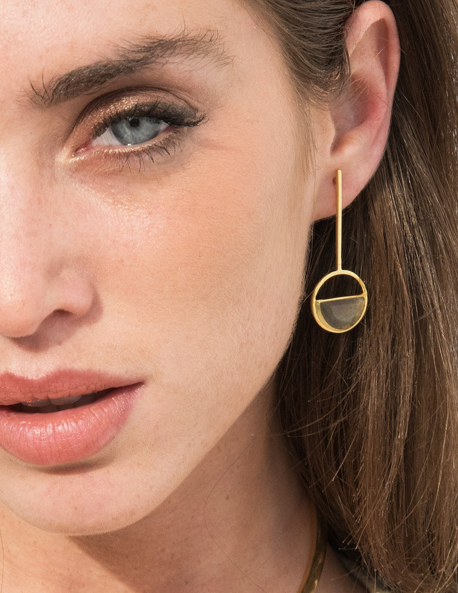 Pendientes Indira Maxi Gris puestos en modelo