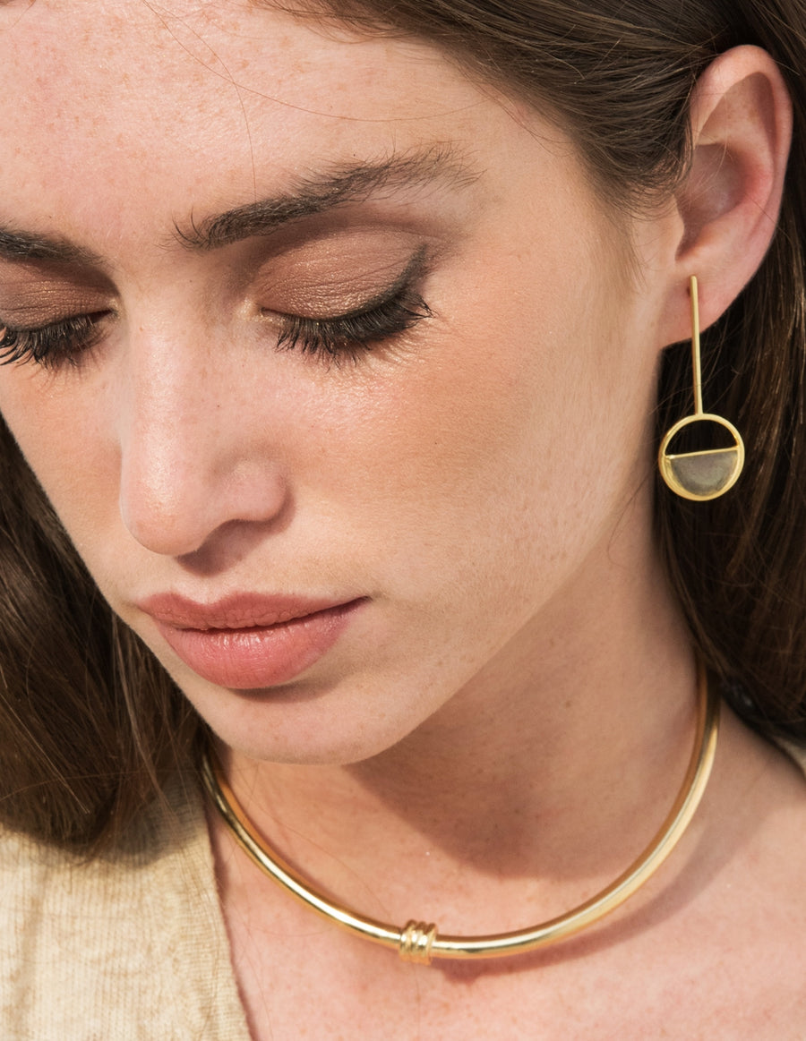 Modelo con Pendientes Indira Maxi Gris