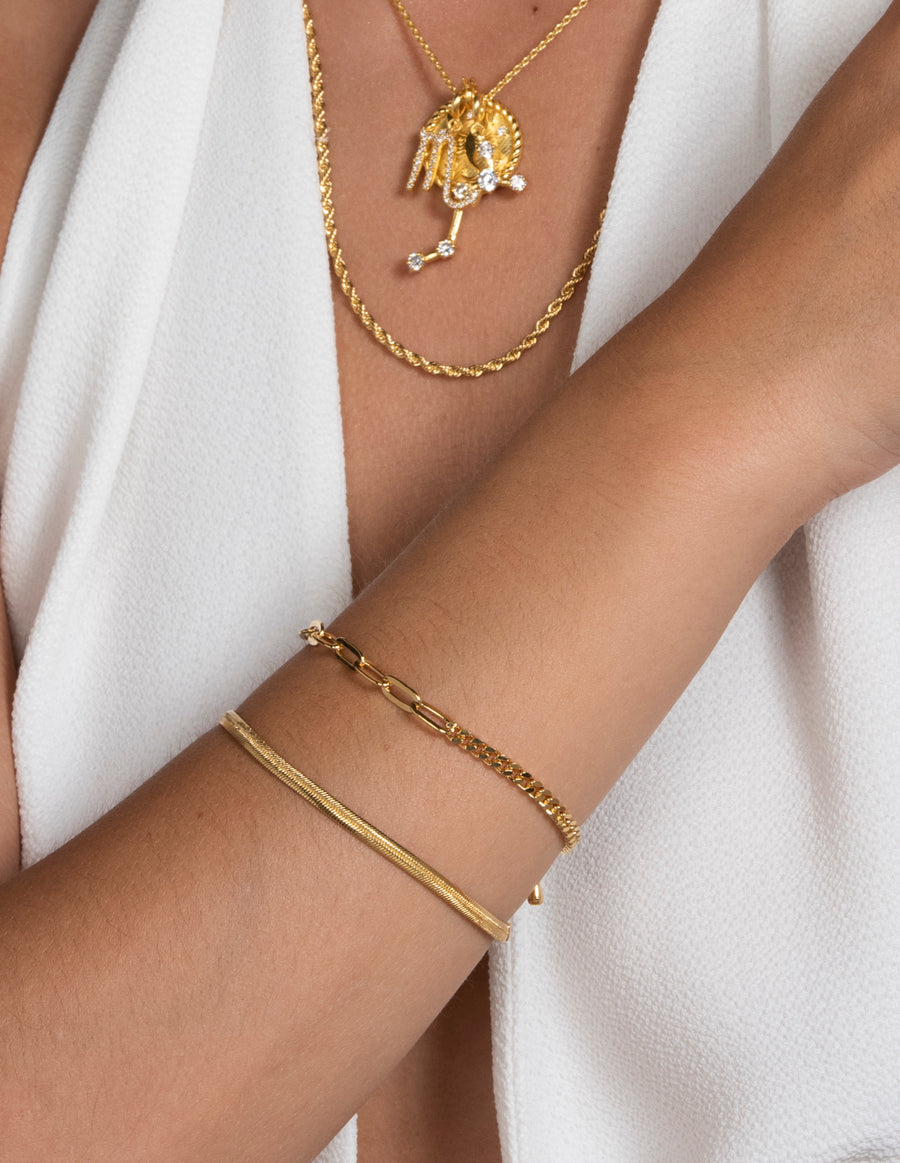 Modelo combinando nuestras pulseras de eslabones
