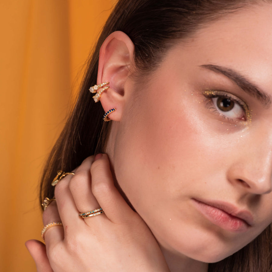 Modelo luciendo nuestros Aros Eclectic Shine Small Azul