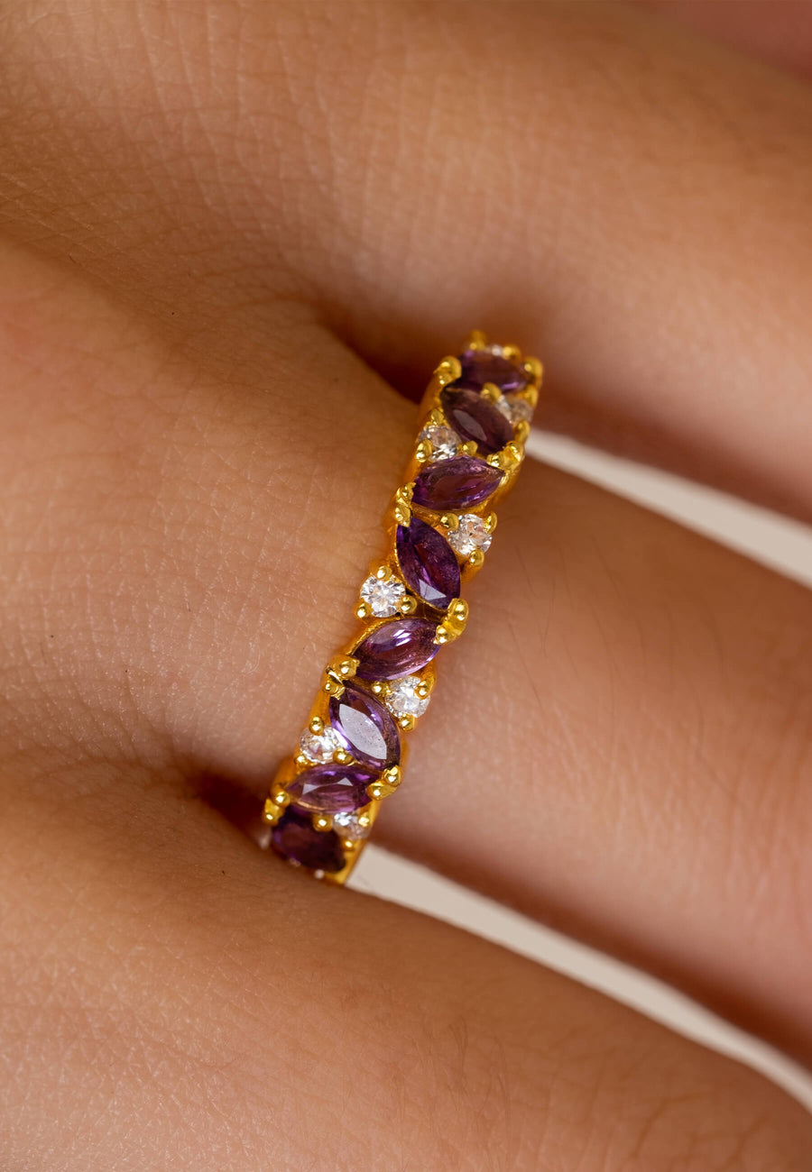 Anillo de amatista dorado con circonitas de Lavani Jewels