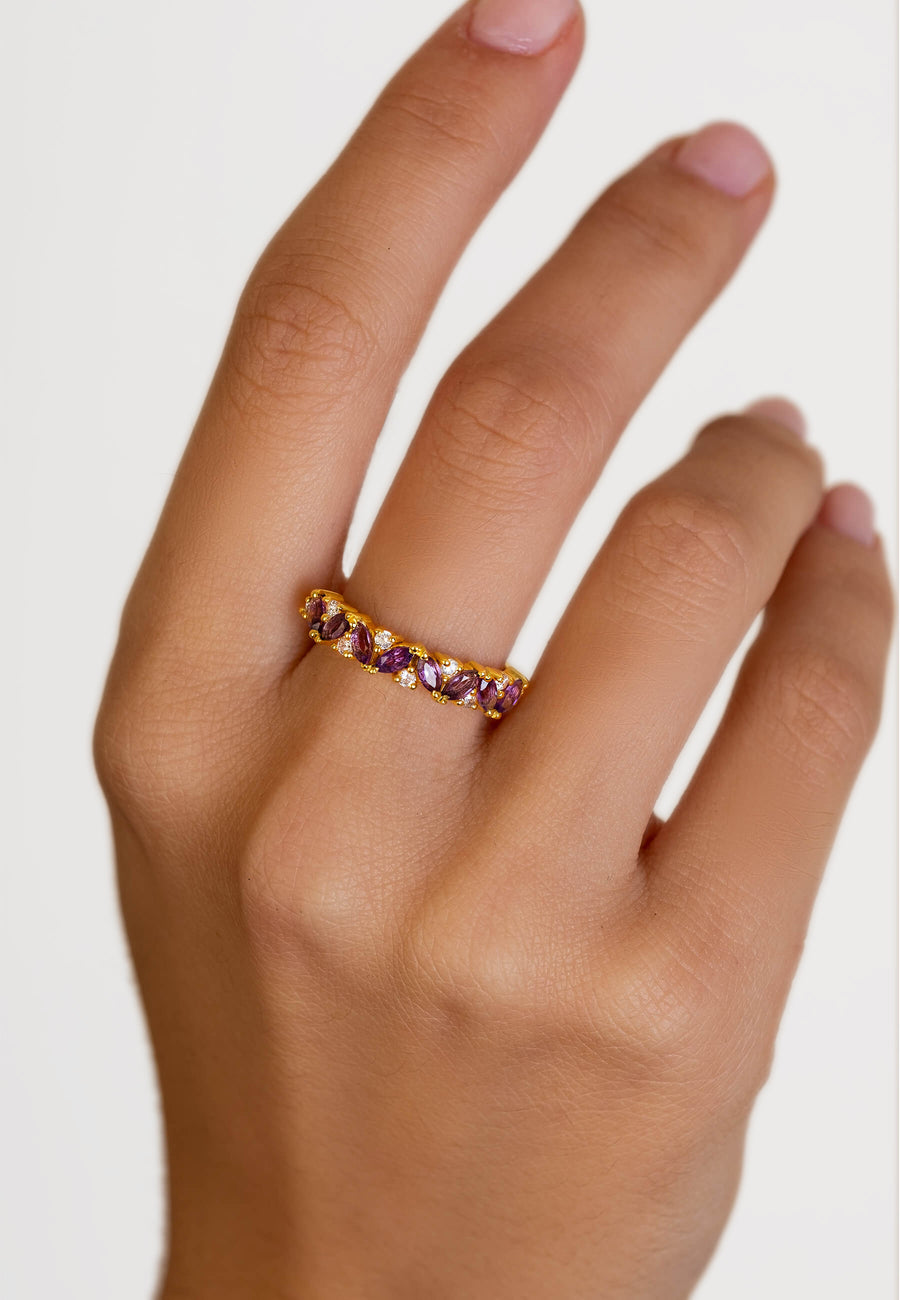 Anillo con amatistas y circonitas, detalle en la mano de Lavani Jewels