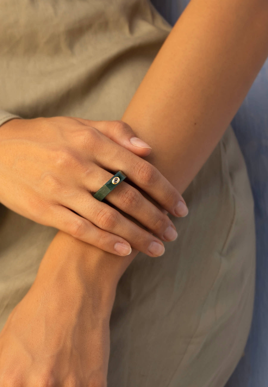 Anillo de aventurina verde con piedra central blanca