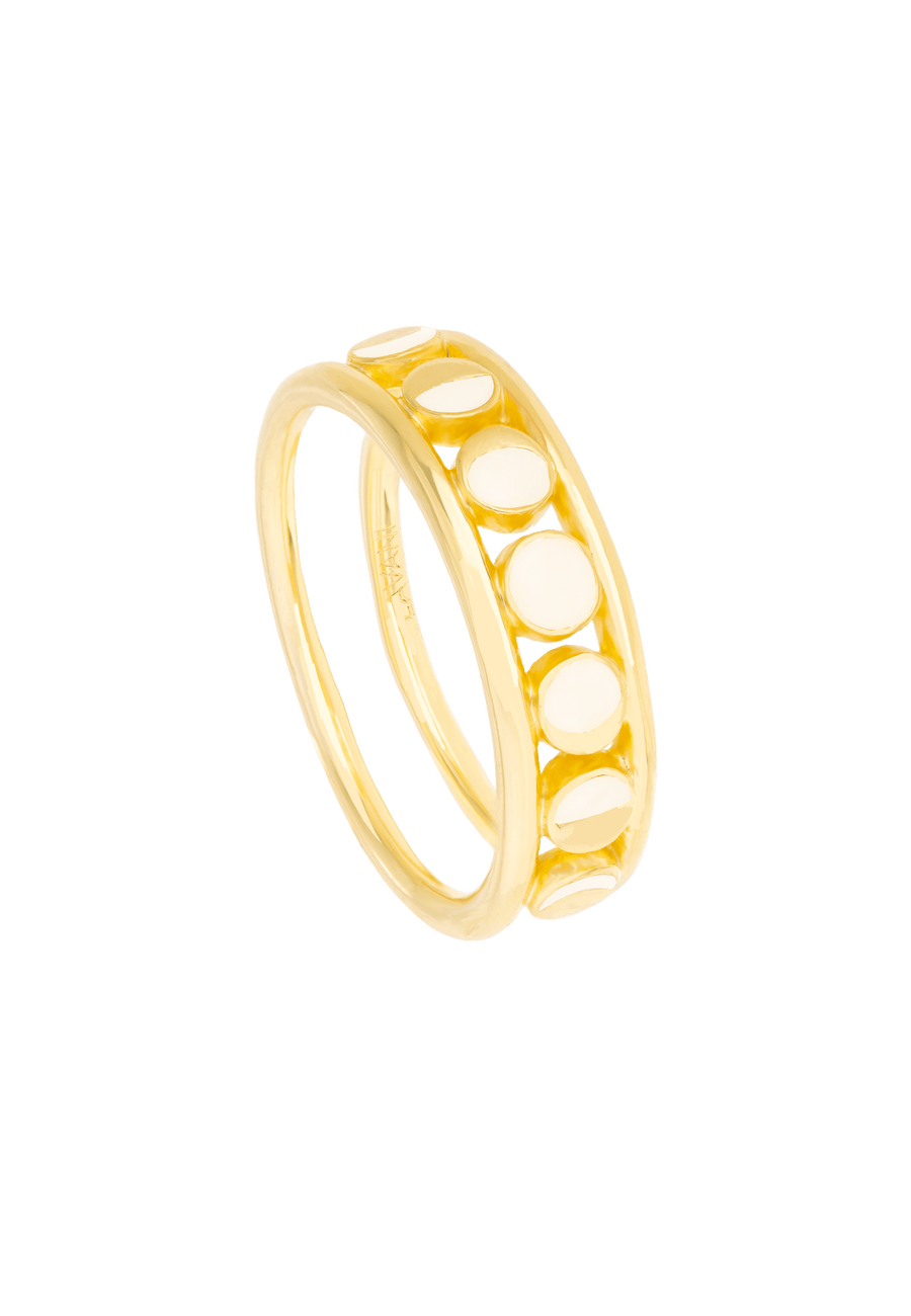 anillo fases lunares dorado con dos franjas que rodean las representaciones de las fases lunares en blanco de lavani jewels