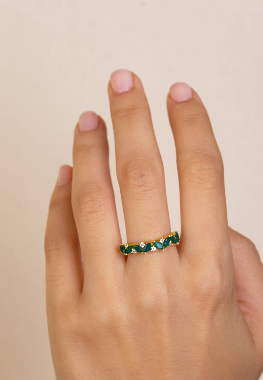 Anillo dorado fino con piedras verdes