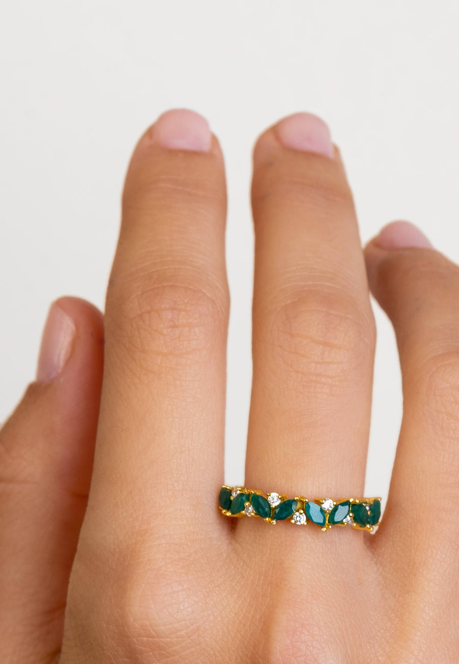 Anillo fino dorado con esmeralda verde diseño de LAVANI Jewels