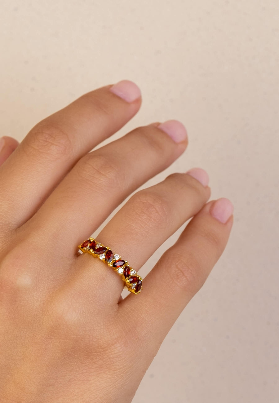 Anillo dorado birthstone Enero con piedra de nacimiento Garnet granate.