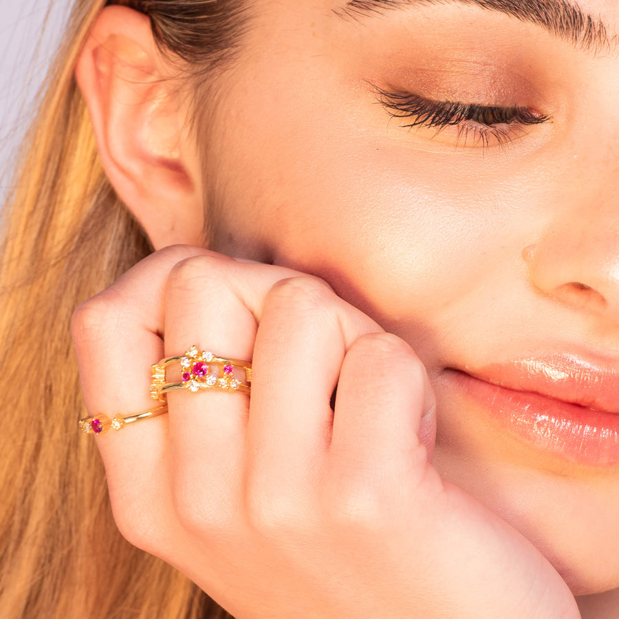 Modelo con anillo de flores dorado con piedras semipreciosas rosas de LAVANI Jewels