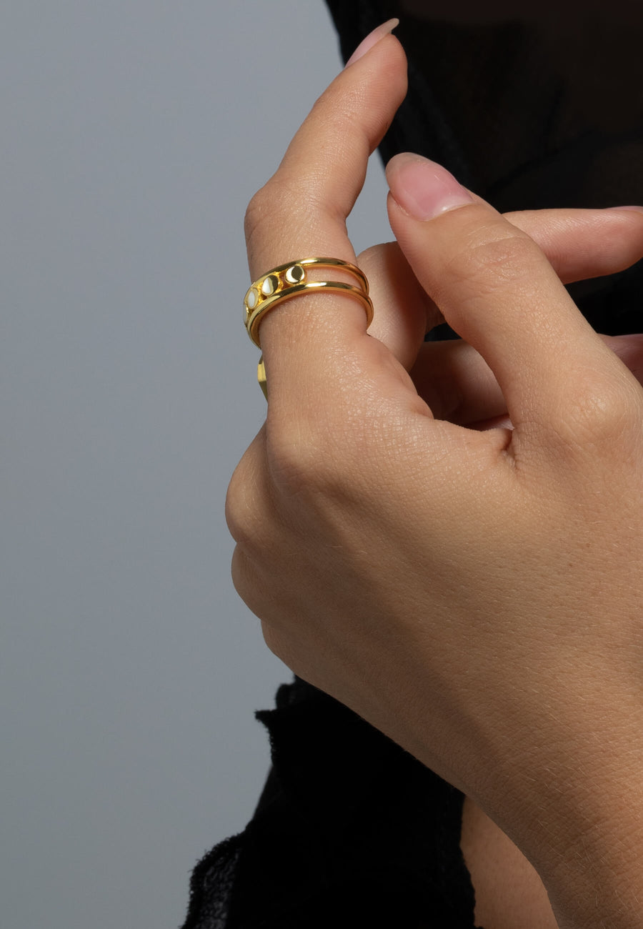 Anillo de fases lunares dorado y blanco