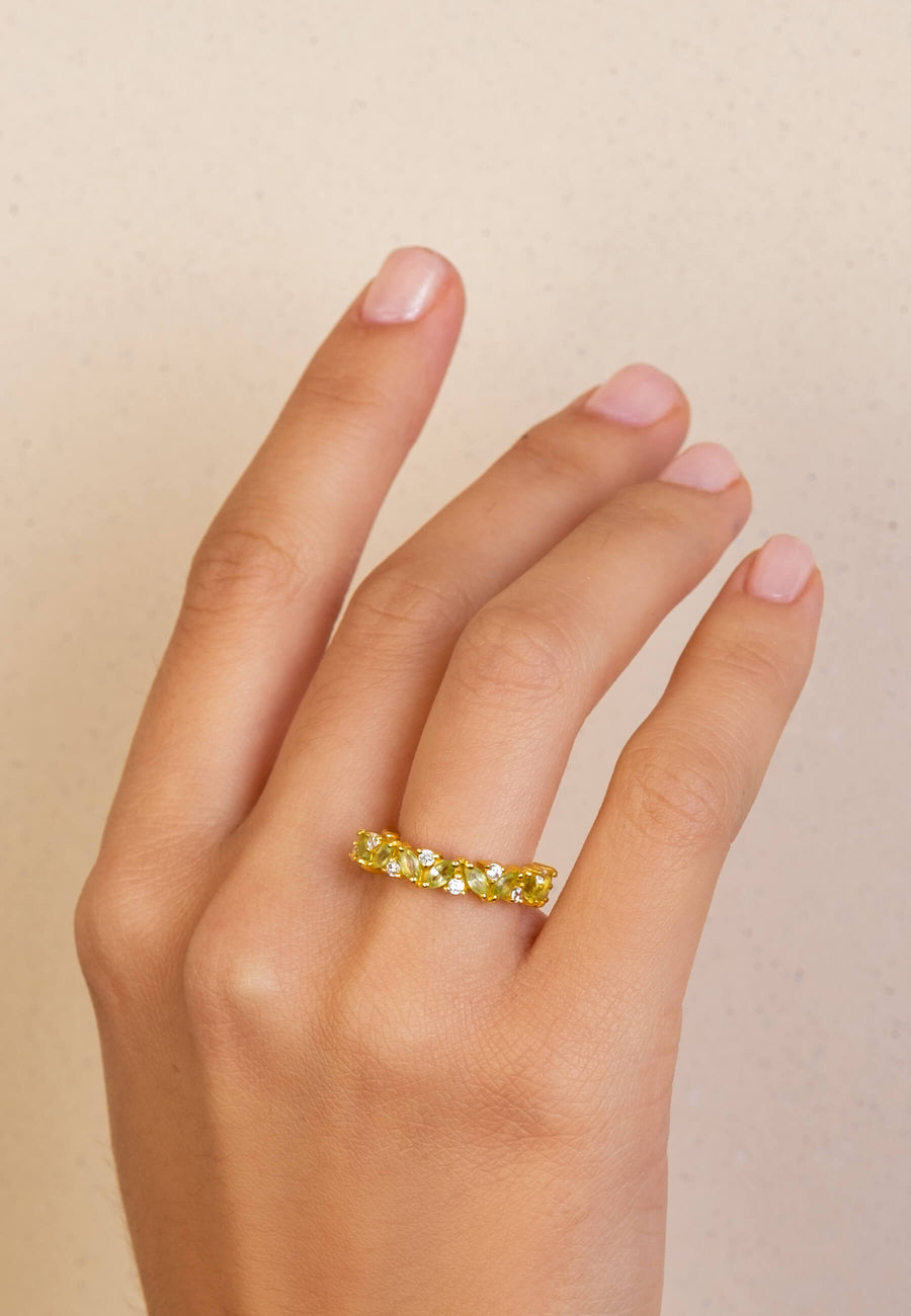 Anillo fino dorado con piedra Peridote verde de LAVANI Jewels