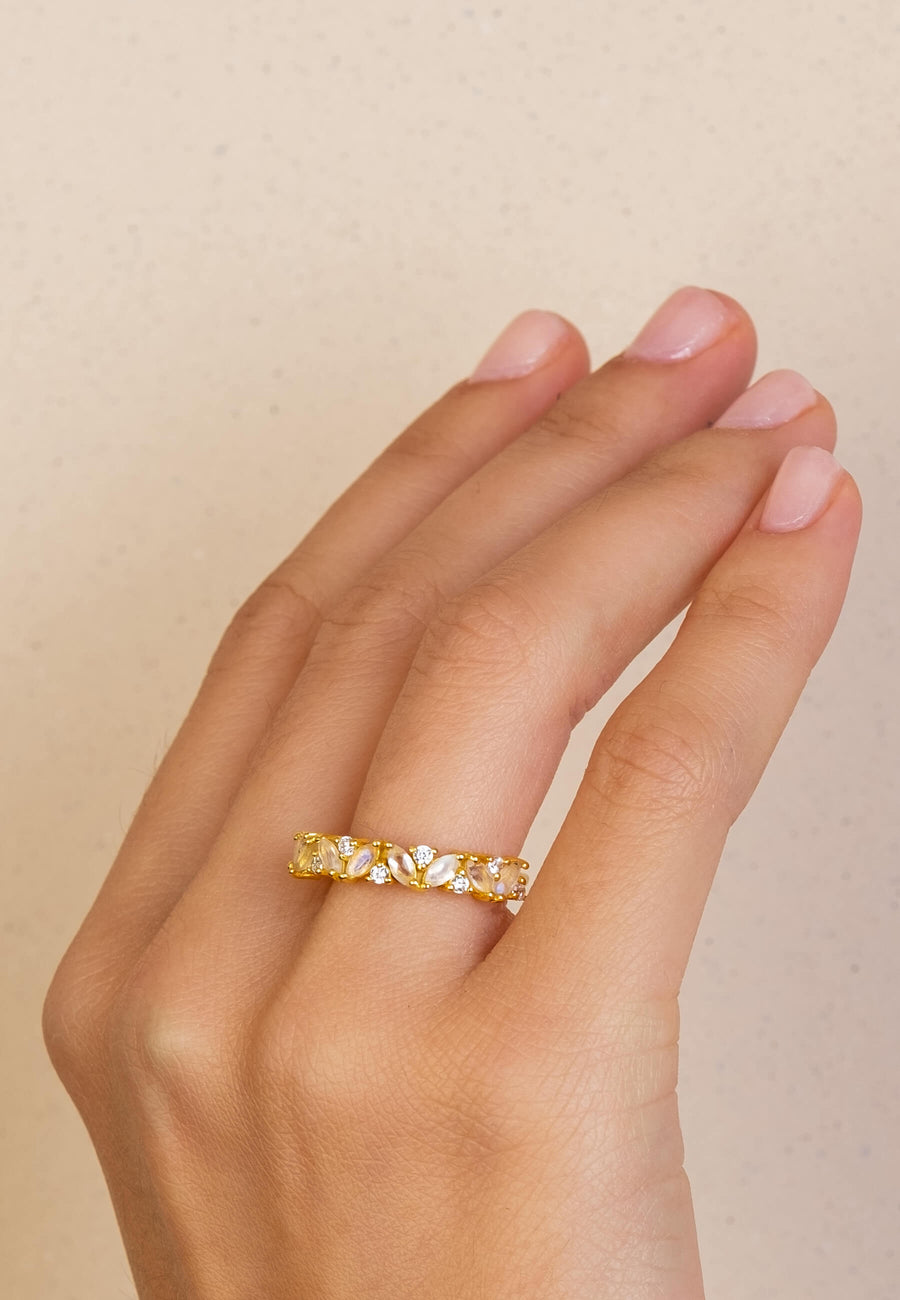 Anillo dorado con piedra  Piedraluna blanca de LAVANI Jewels
