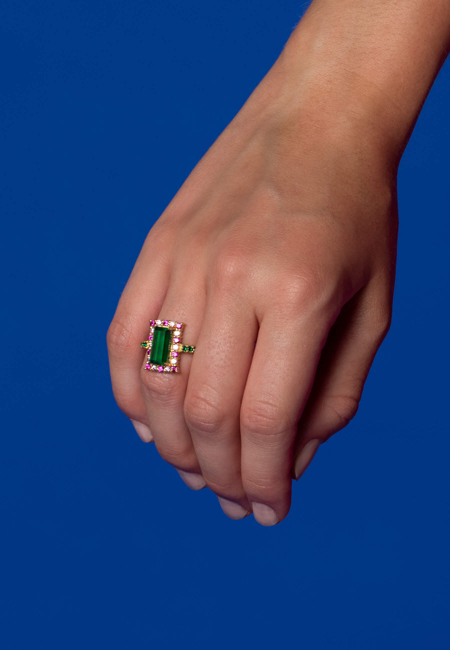 Anillo baguette en fucsia y verde de LAVANI