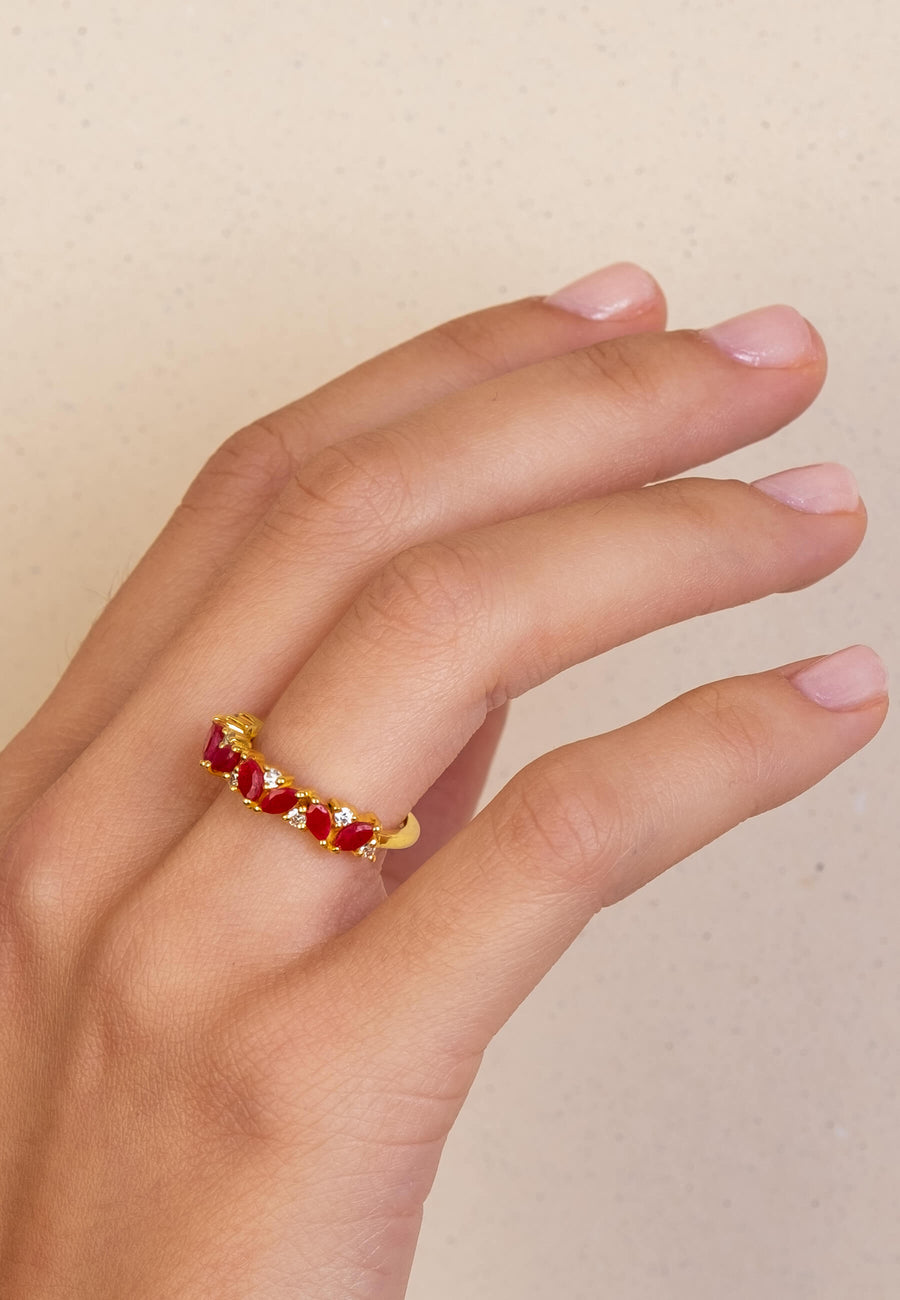 Mano de modelo con anillo birthstone piedras naturales y circonitas de LAVANI Jewels