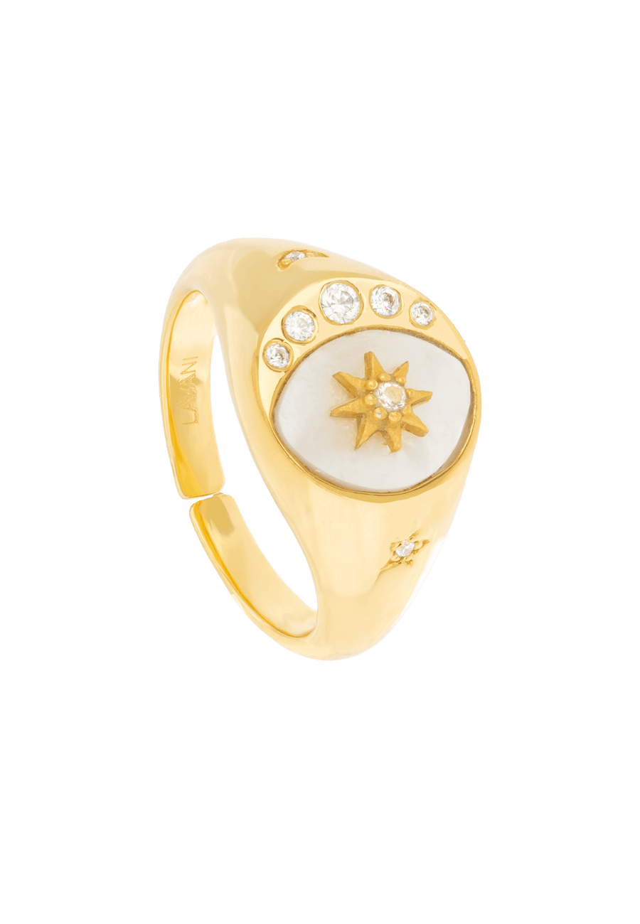 Anillo de sol, luna y estrellas decorado con circonitas y forma de sello.