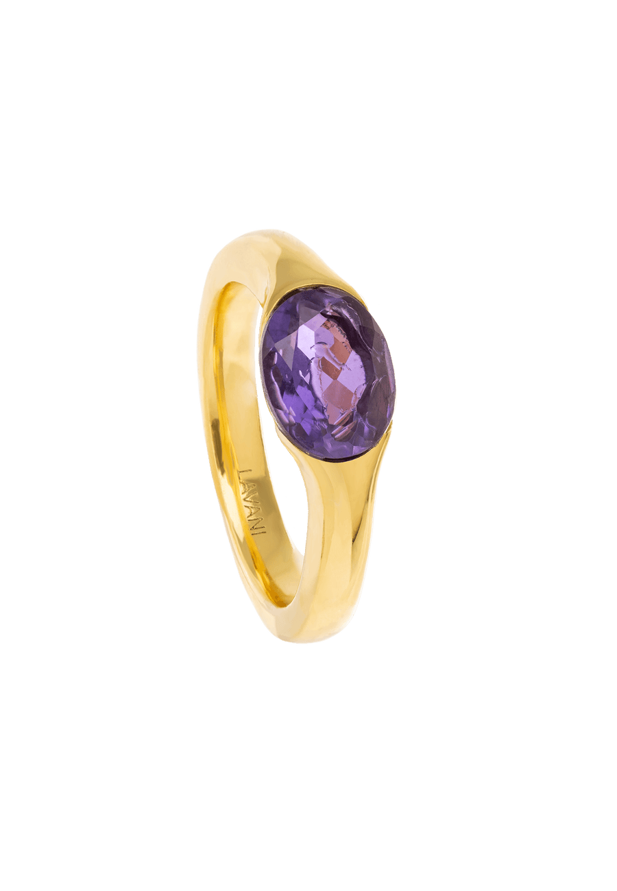 Anillo dorado con piedra cuarzo morada de LAVANI Jewels
