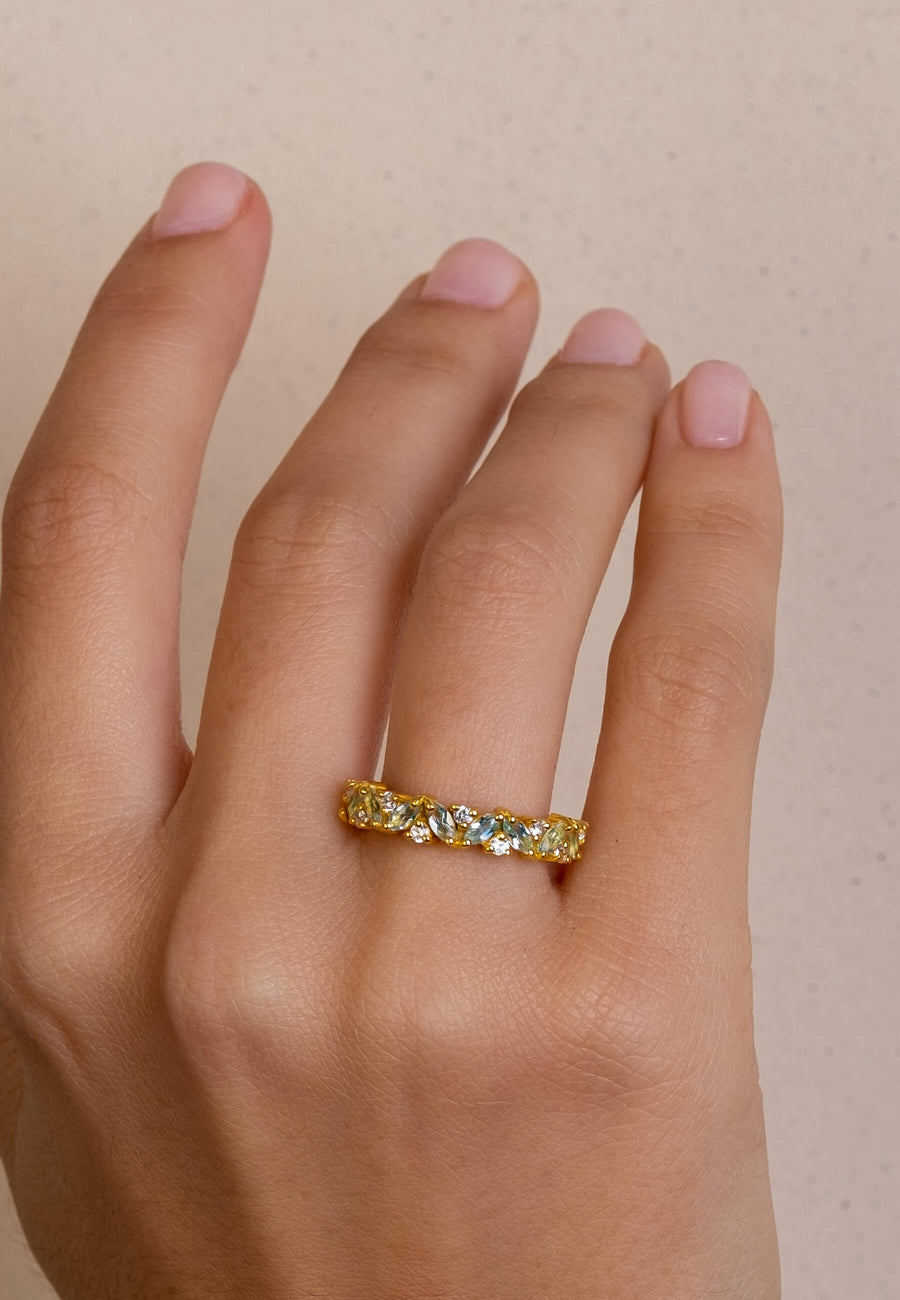 Anillo dorado birthstone Diciembre con piedra de nacimiento Topacio azul.