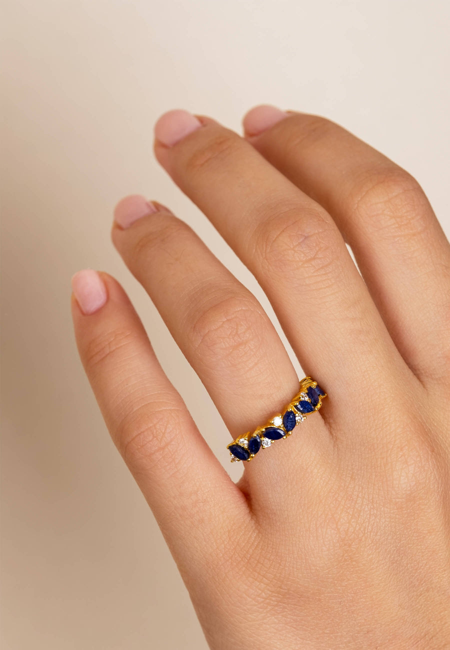 Anillo fino dorado con piedras naturales azul de LAVANI Jewels