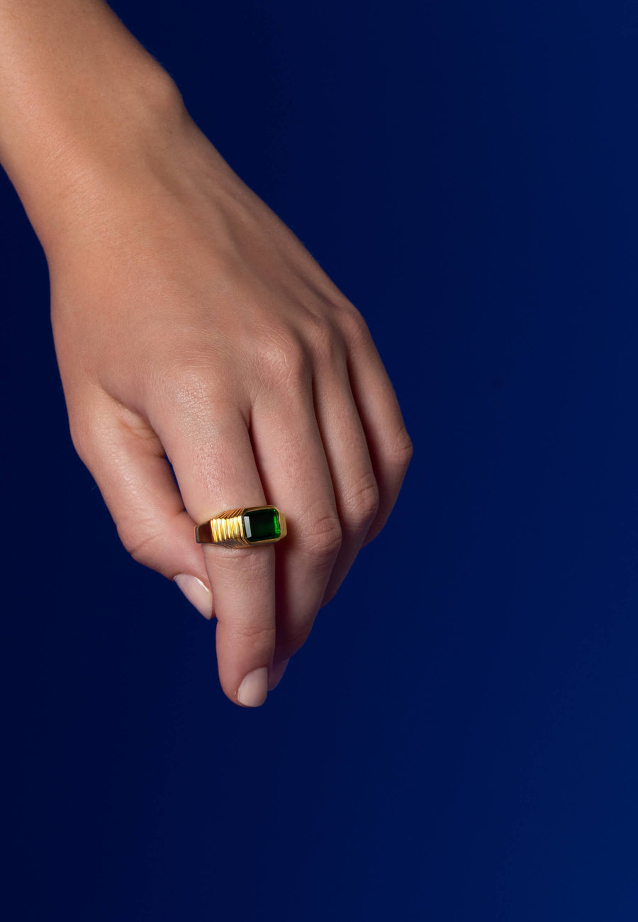 Anillo esmeralda vintage bañado en oro y regulable