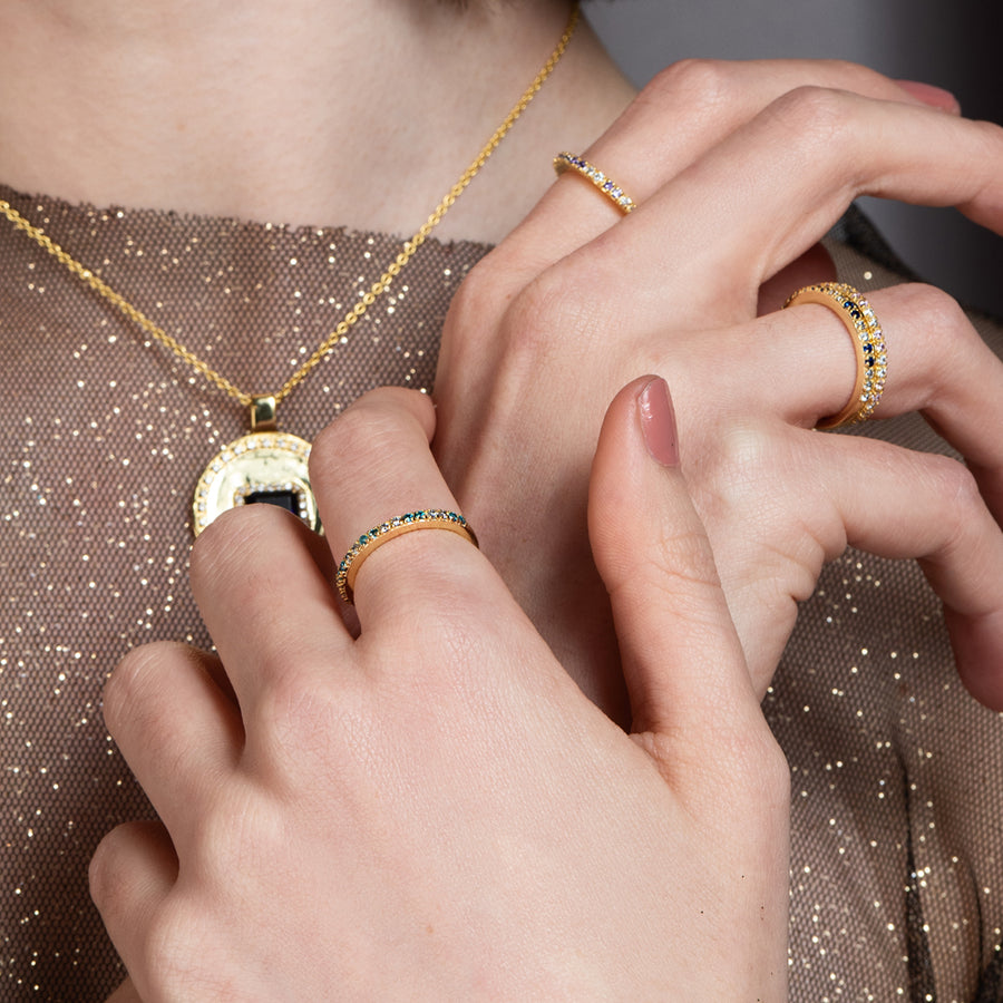 Anillo fino para mujer con piedras naturales en tonos celestes.