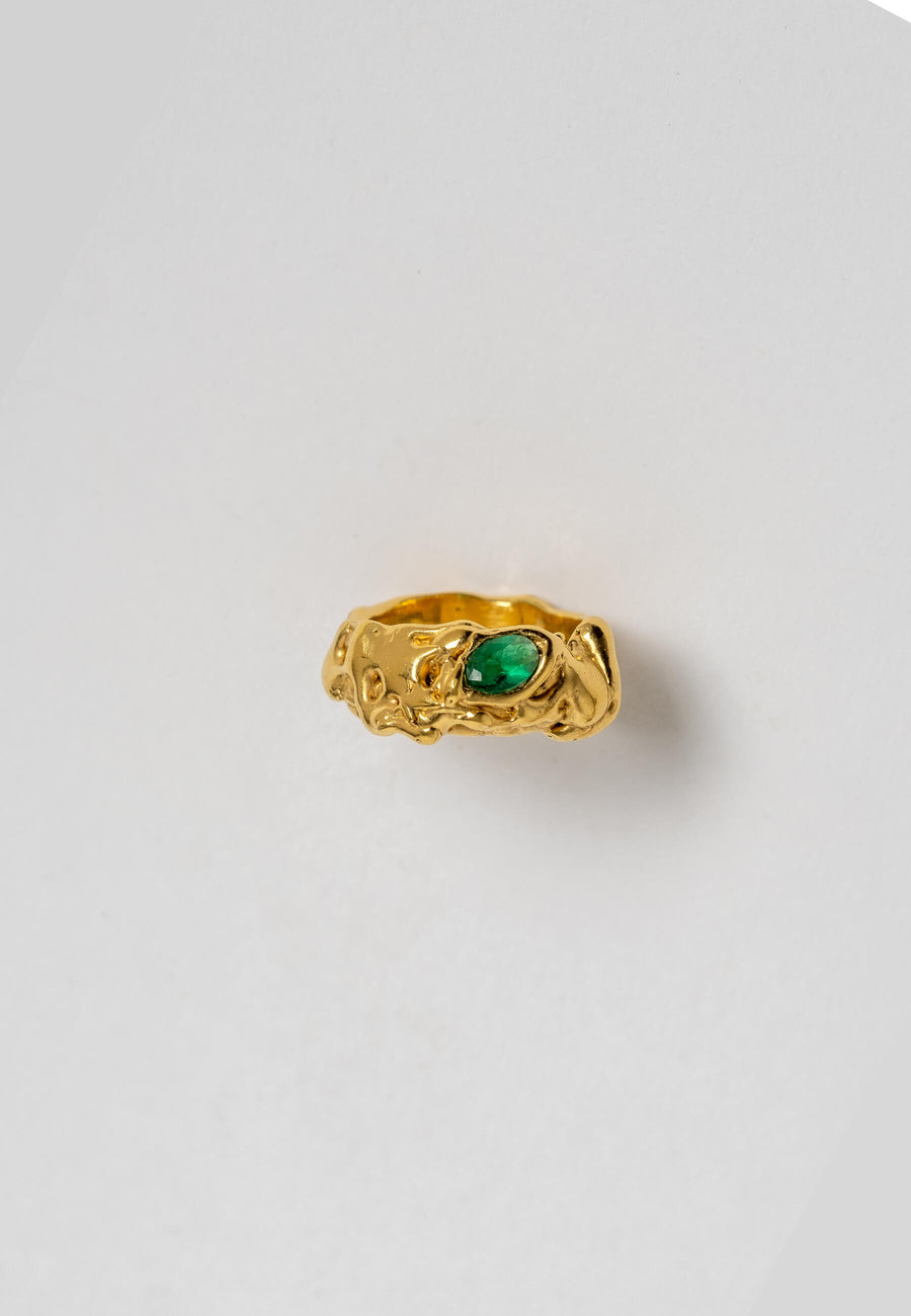 Anillo con piedra color esmeralda verde