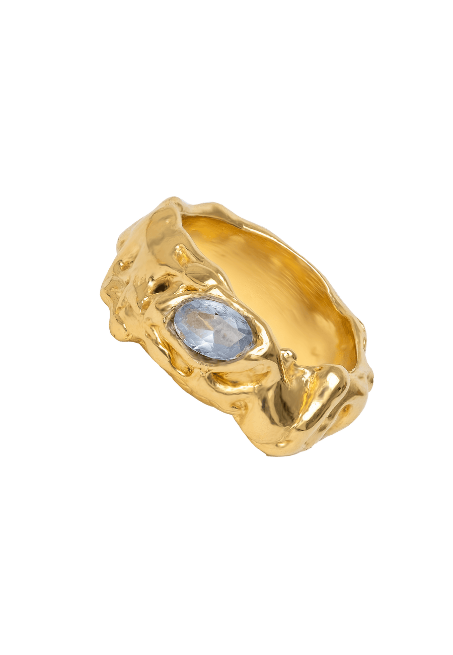 Anillo artesanal dorado grueso con piedra blanca de cuarzo