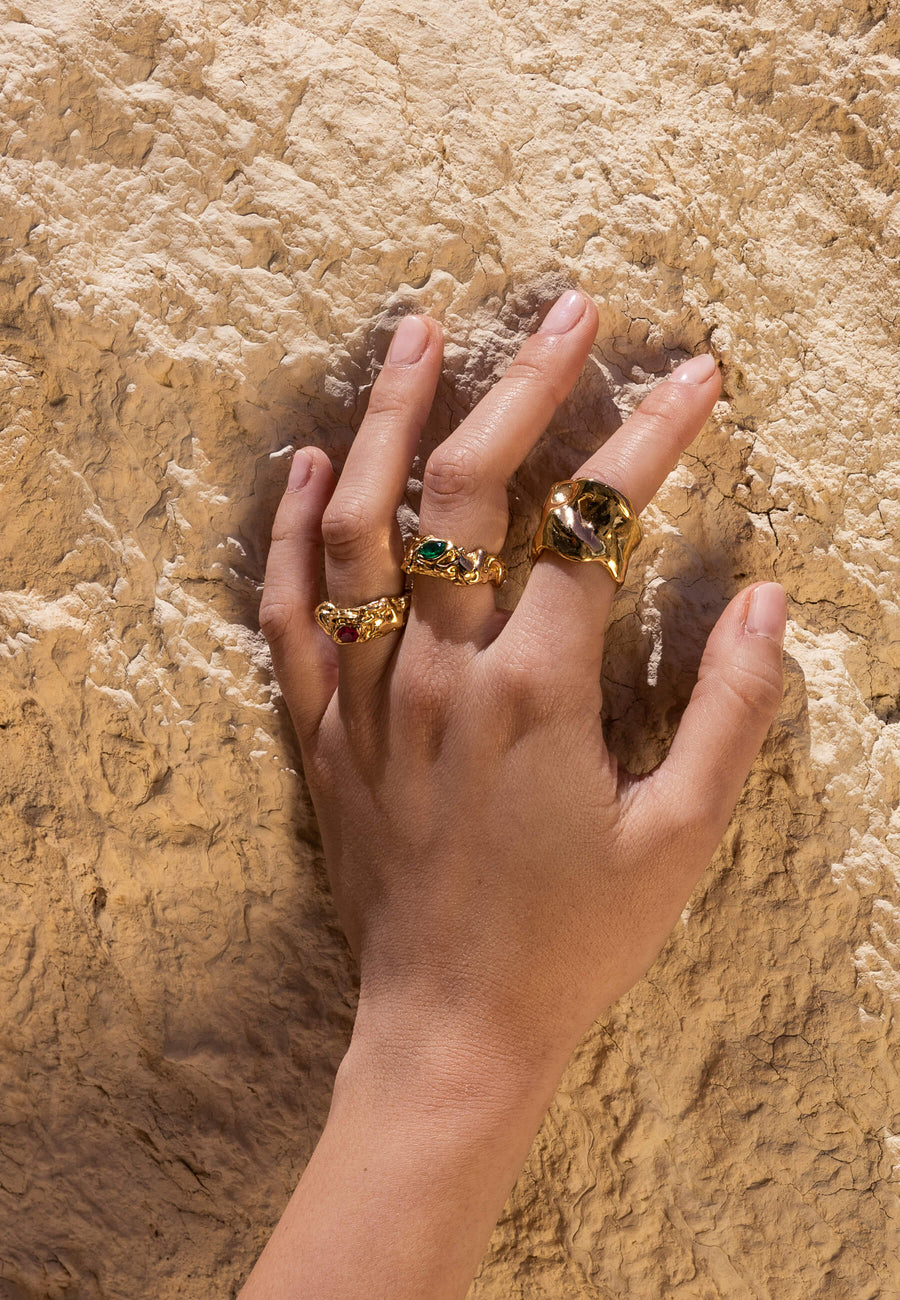 Anillo dorado grande y ancho con textura bañado en oro de 18k