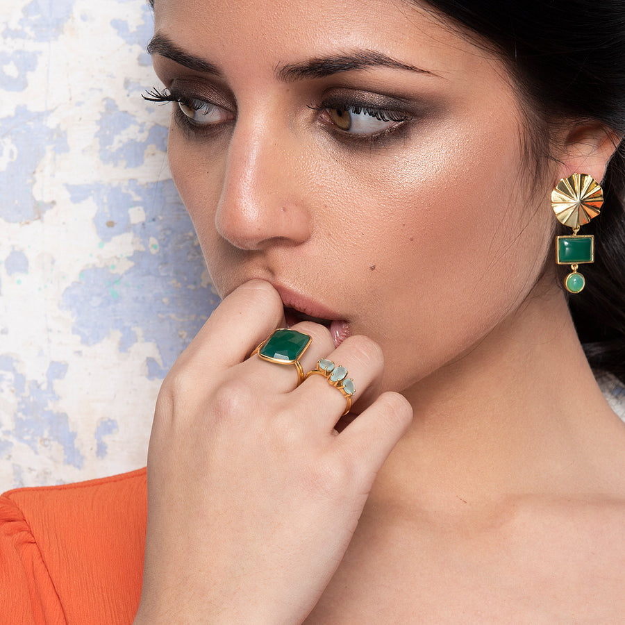 Modelo con Anillo Stardust forma geometrica color Verde