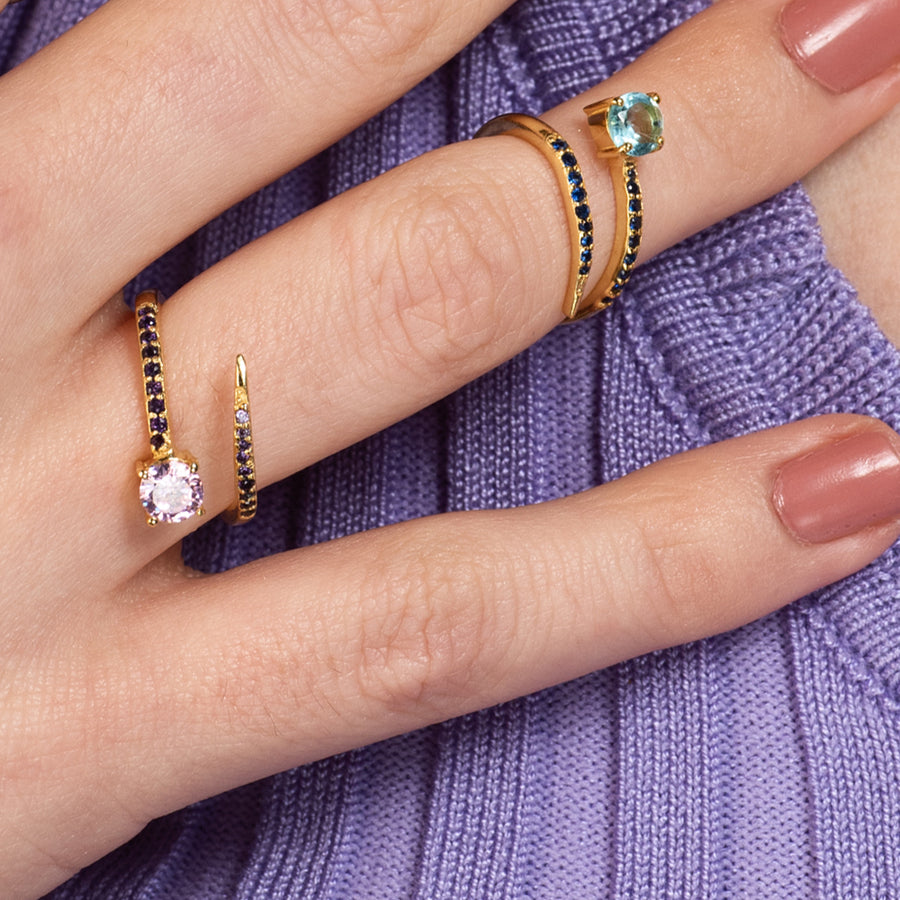Anillo dorado con pequeñas piedras naturales engarzadas de forma ascendente.