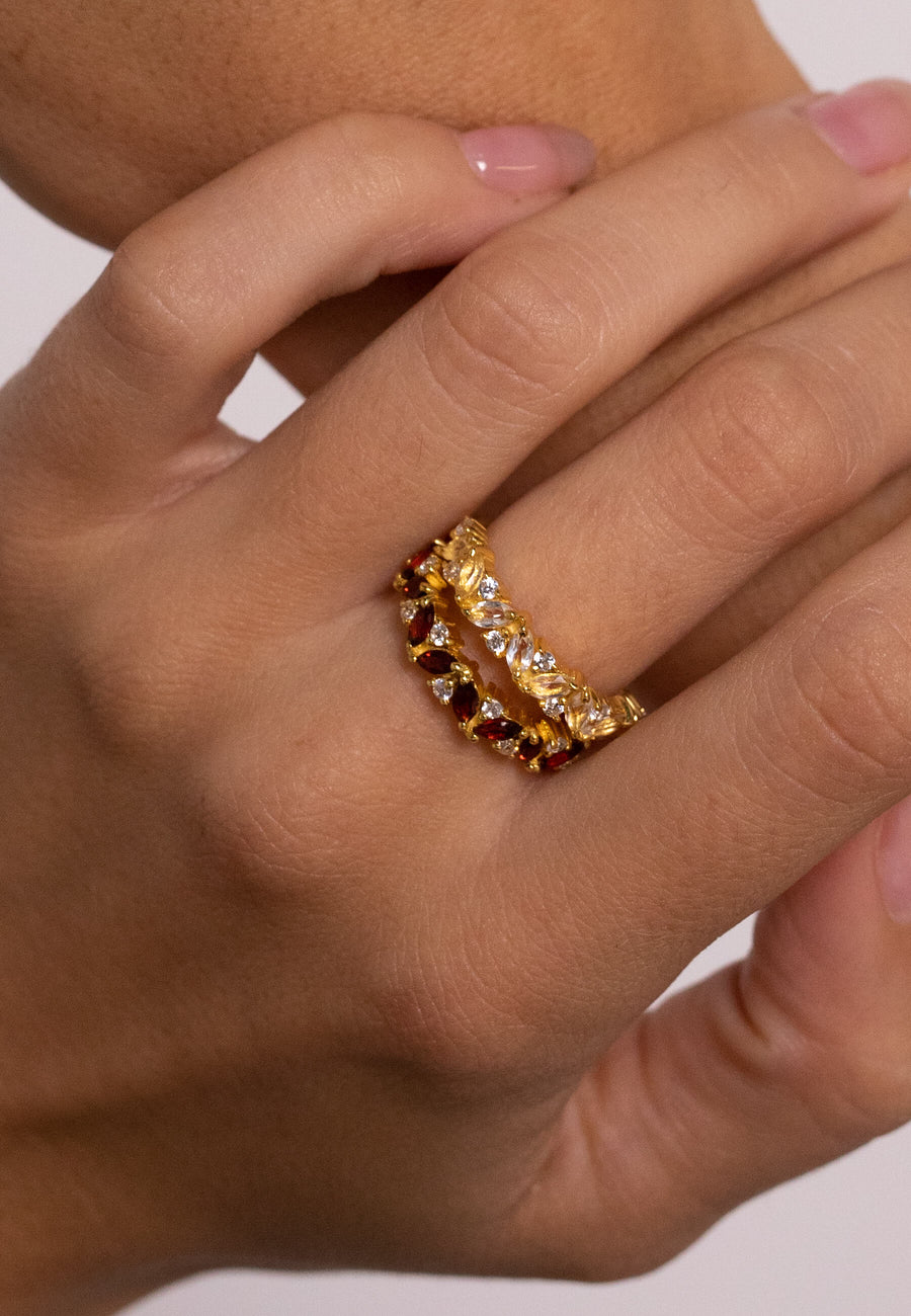 Anillo dorado birthstone Enero con piedra de nacimiento granate.