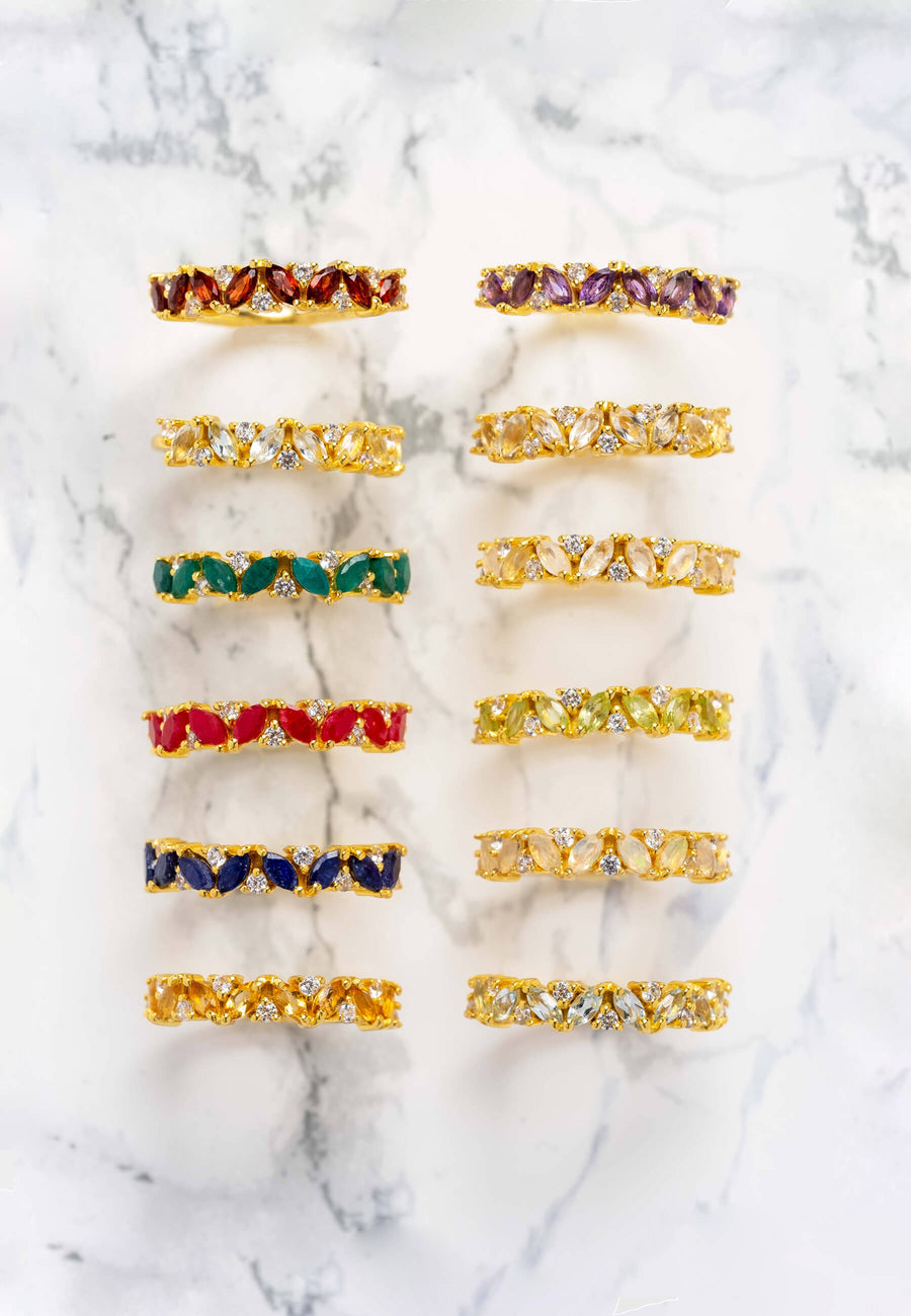 Bodegon con los anillos dorados de la coleccion Birthstone de LAVANI Jewels