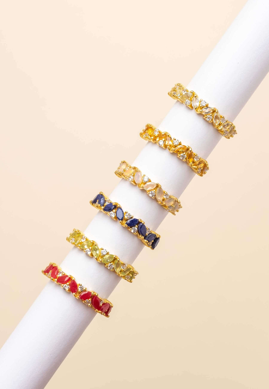 Anillos dorados con piedras multicolores de LAVANI Jewels