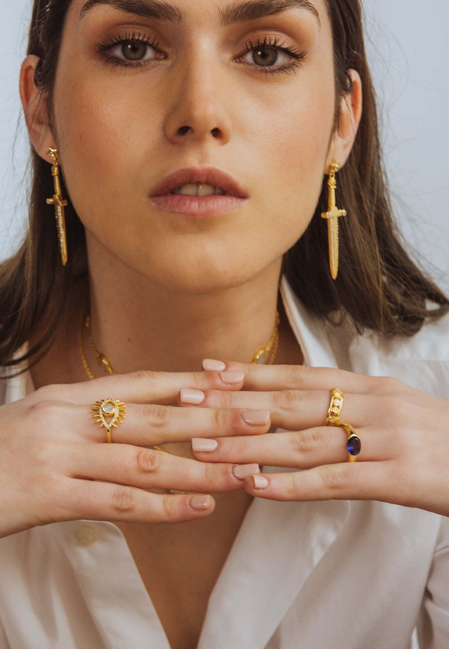 Modelo luciendo joyas bañadas en oro de la coleccion Le Tarot de LAVANI Jewels