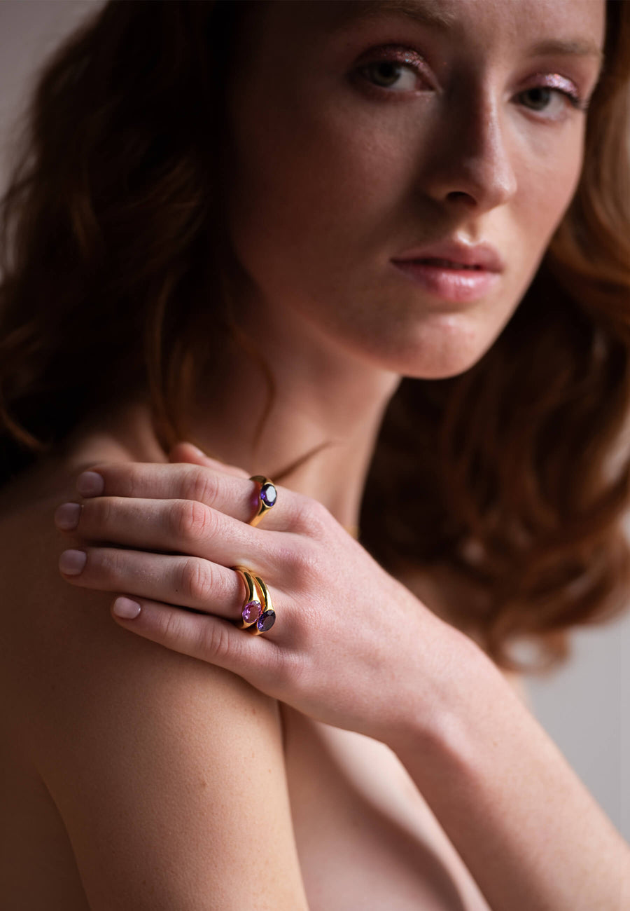 Modelo luciendo anillos ovalados de la coleccion Le Tarot de LAVANI Jewels