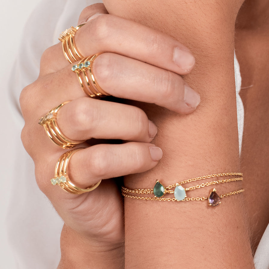 Pulseras y anillos minimalistas de colores en tendencia