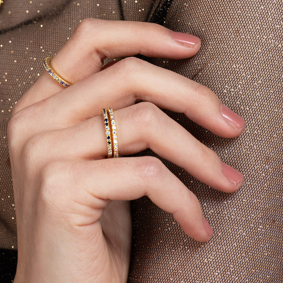 Mujer con anillos sencillos con piedras naturales.
