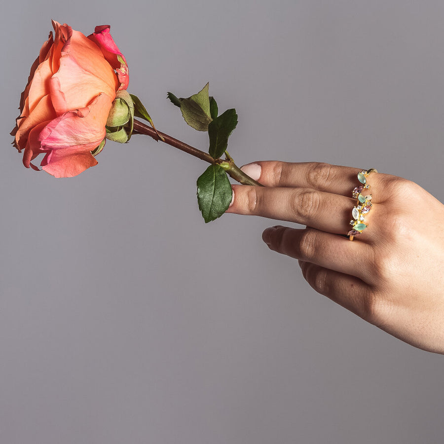 Foto con anillos dorados ajustables con piedras semipreciosas