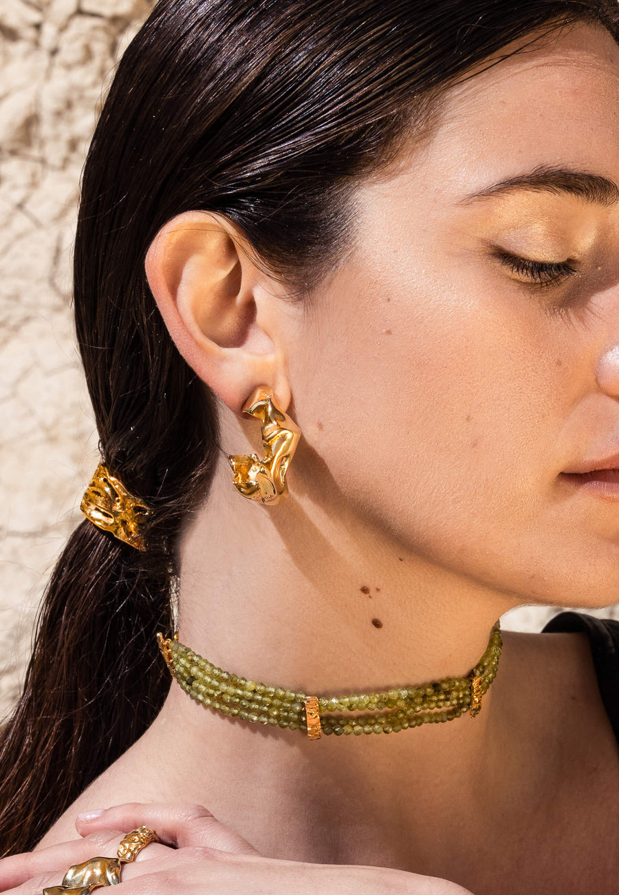 Aros dorados gruesos con texturas de lavani jewels
