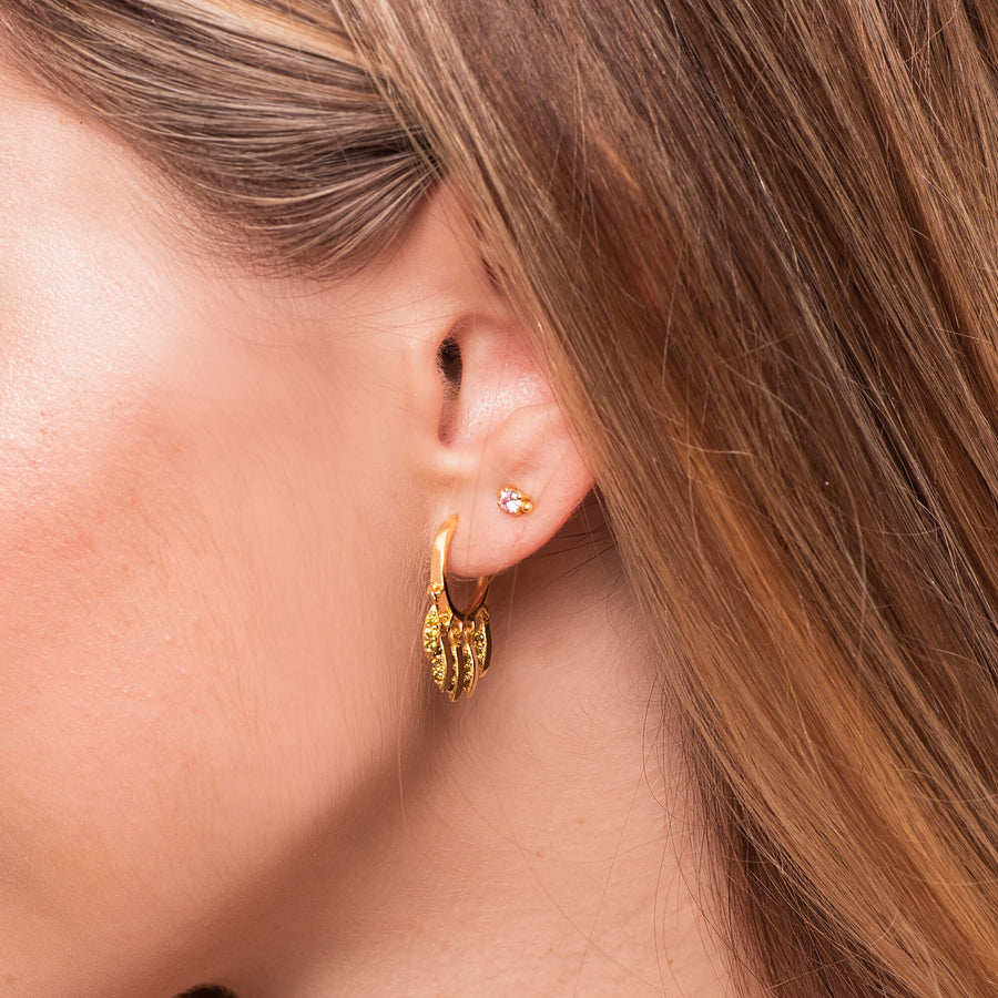 Aros dorados con piedras semipreciosas verdes de LAVANI Jewels