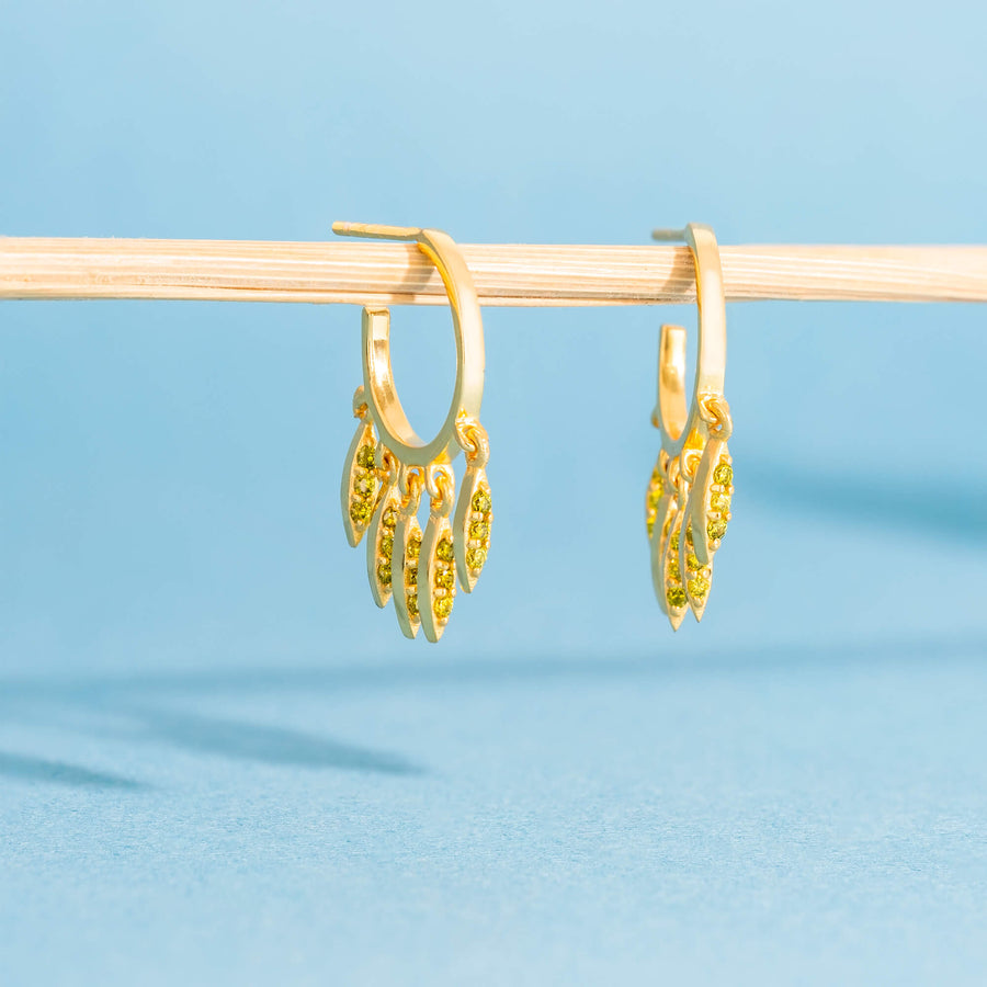 Pendientes de aro con piedras pequeñas naturales verdes de LAVANI Jewels