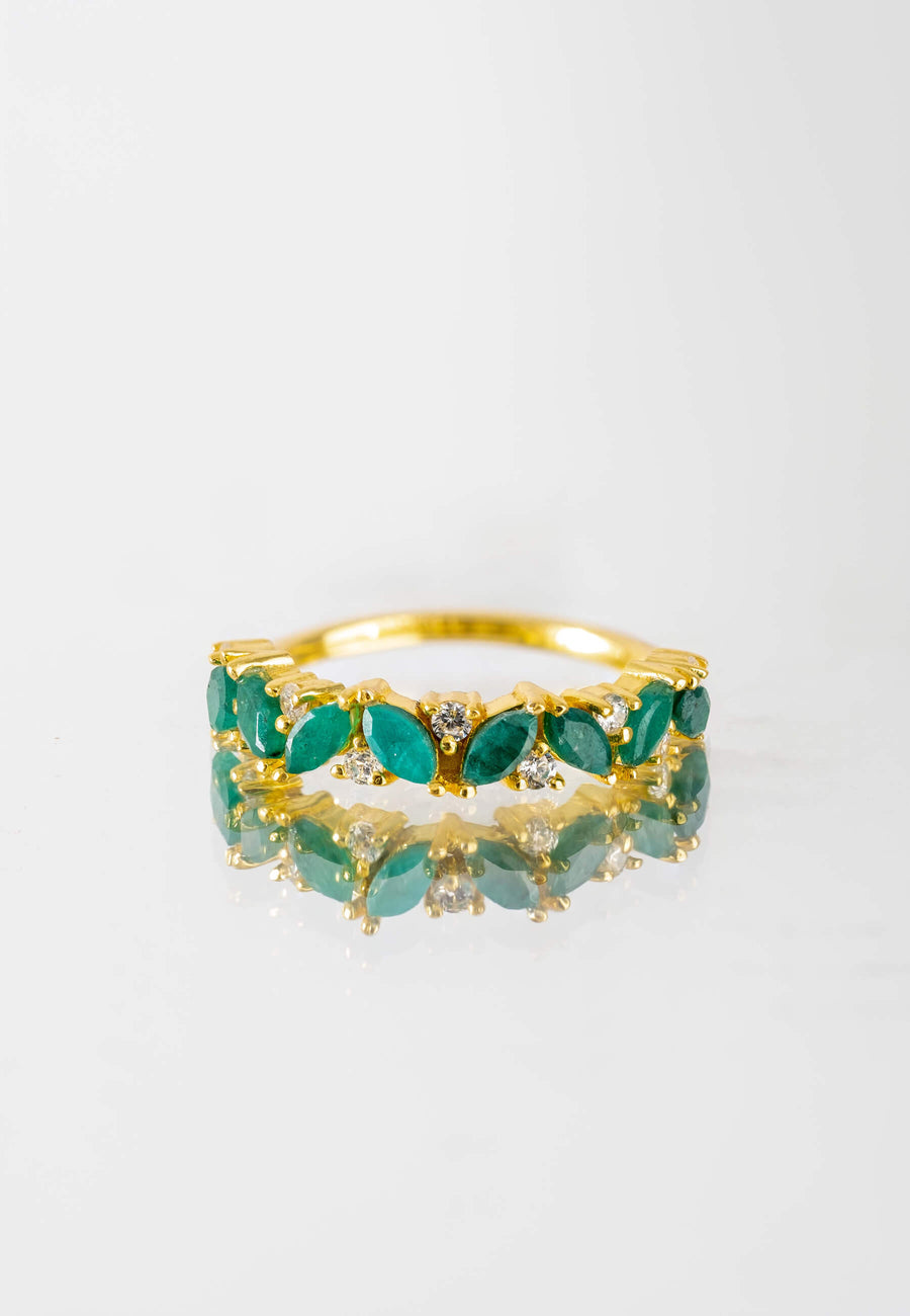 Anillo Birthstone dorado con esmeraldas verdes y circonitas