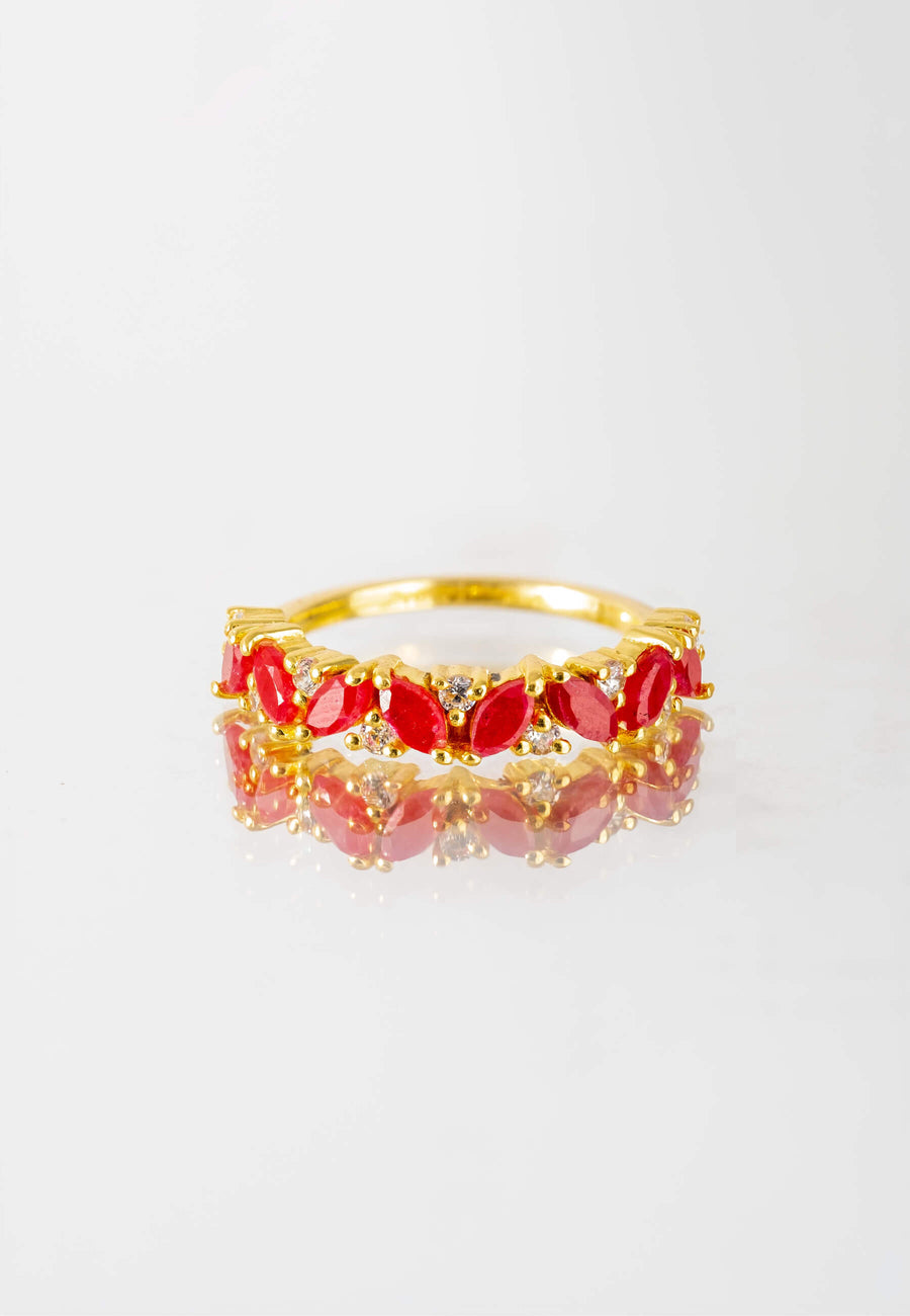 Anillo dorado birthstone Julio con piedra de nacimiento Rubí granate.
