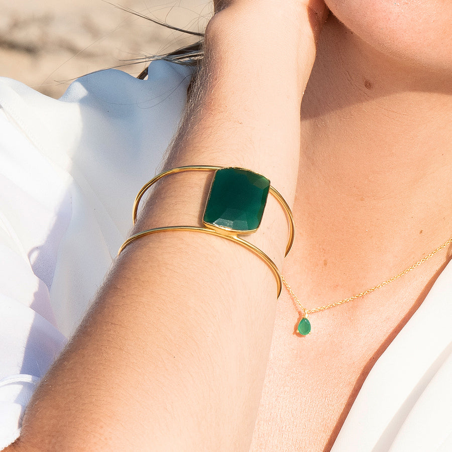 Modelo con Brazalete Stardust Verde perfecto para eventos