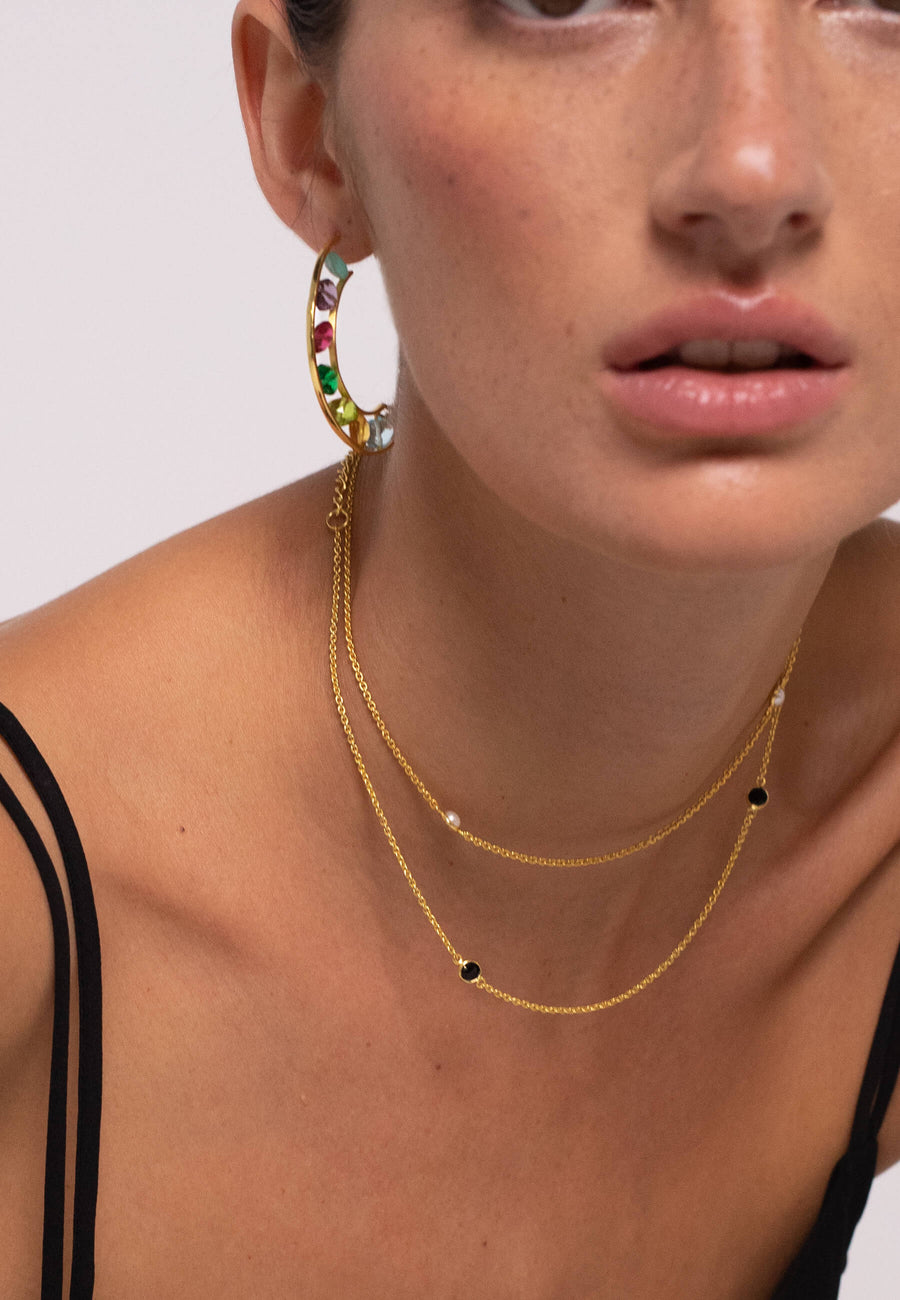 Modelo combinando cadenas Birthstone Geminis y capricornio