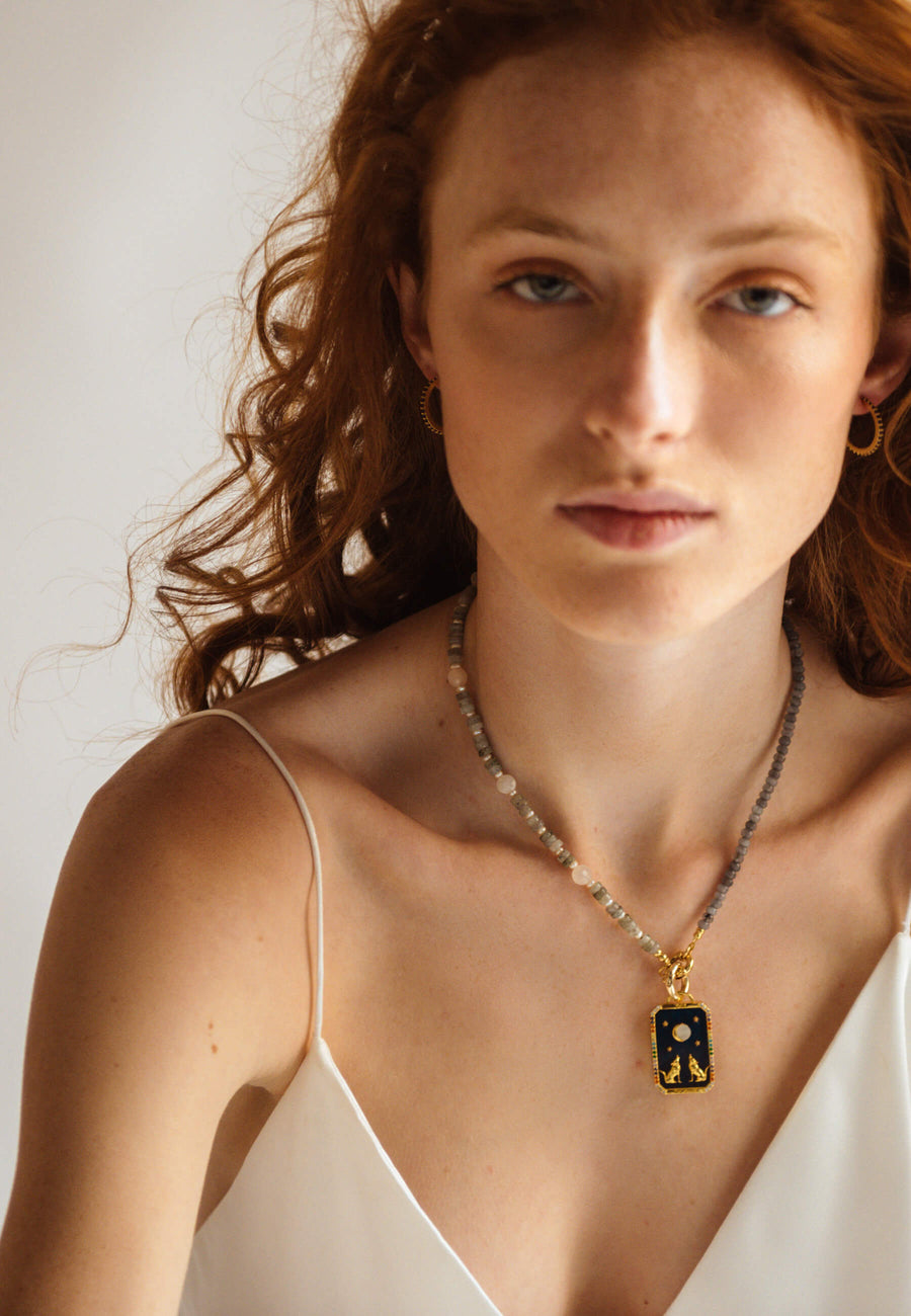 modelo con collares intercambiables de cuentas en tonos grises formando un colgante de carta del tarot la luna