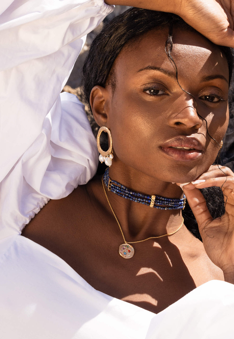 Chocker con cuentas de colores azules hechas de piedra natural lapislazuli