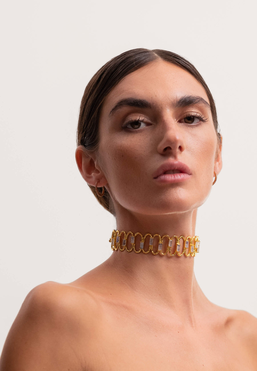 Choker dorado rigido sobre modelo de Lavani Jewels
